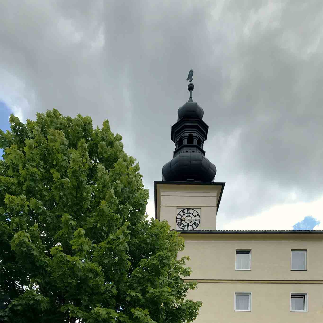 Das Curhaus mit seinem Glockenturm ist das Wahrzeihen des Kneipp-Kurortes Bad Mühlacken.