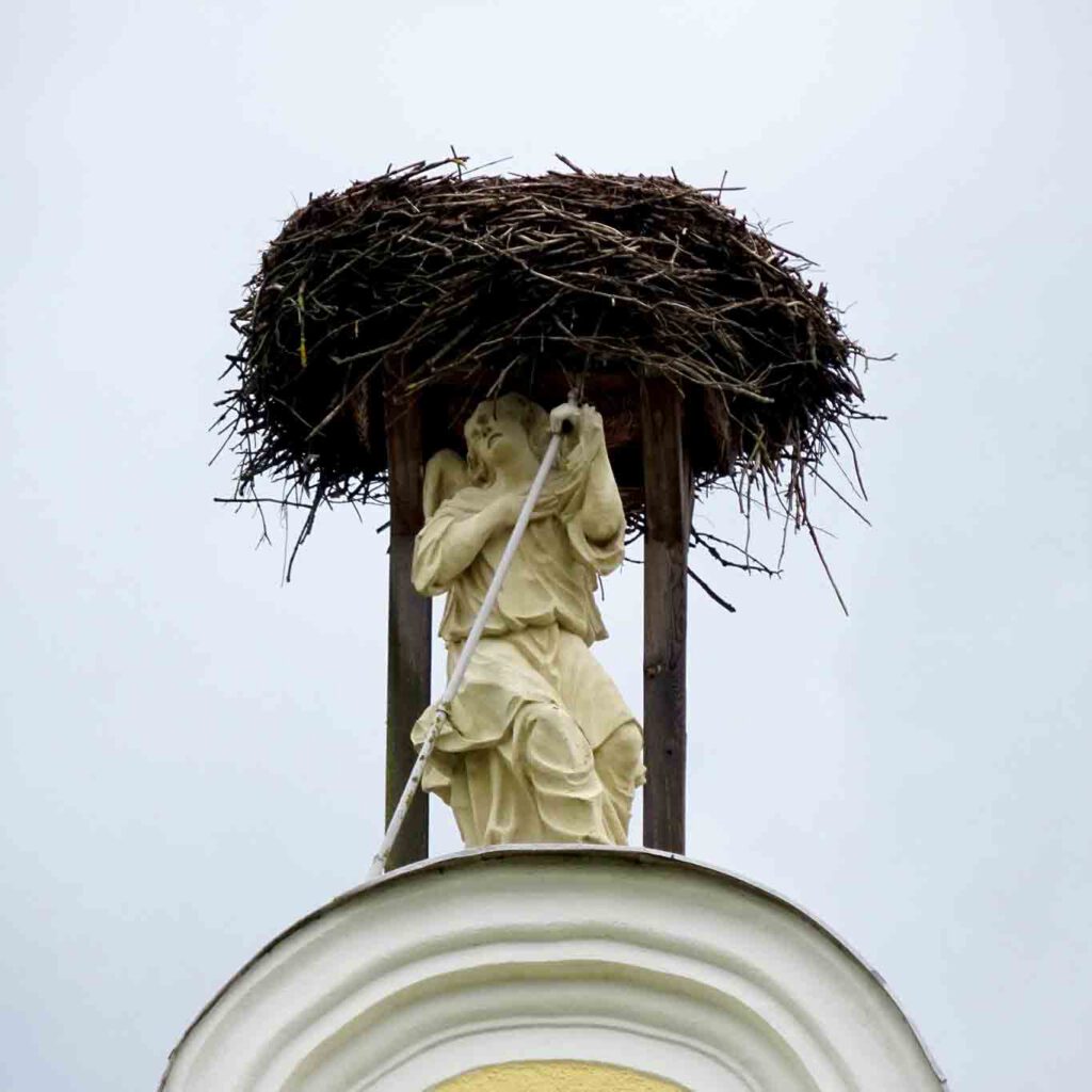 Heiliger sein, ist oftmals eine tragende Last. Zuweilen wird die Aufgabe mit einer schmückenden Kopfbedeckung belohnt.