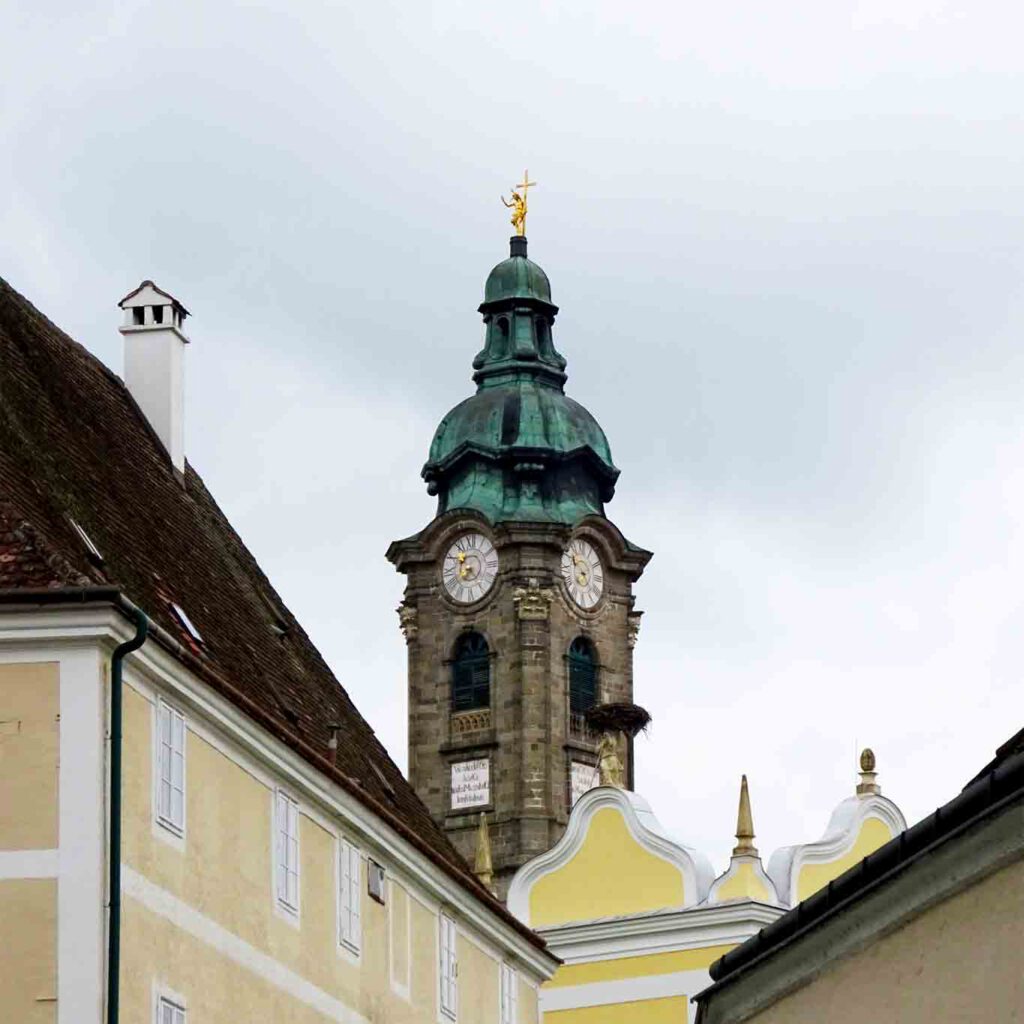 Der Turm der Stiftskirche überragt die Dächer des kleinen Ortes im Waldviertel.