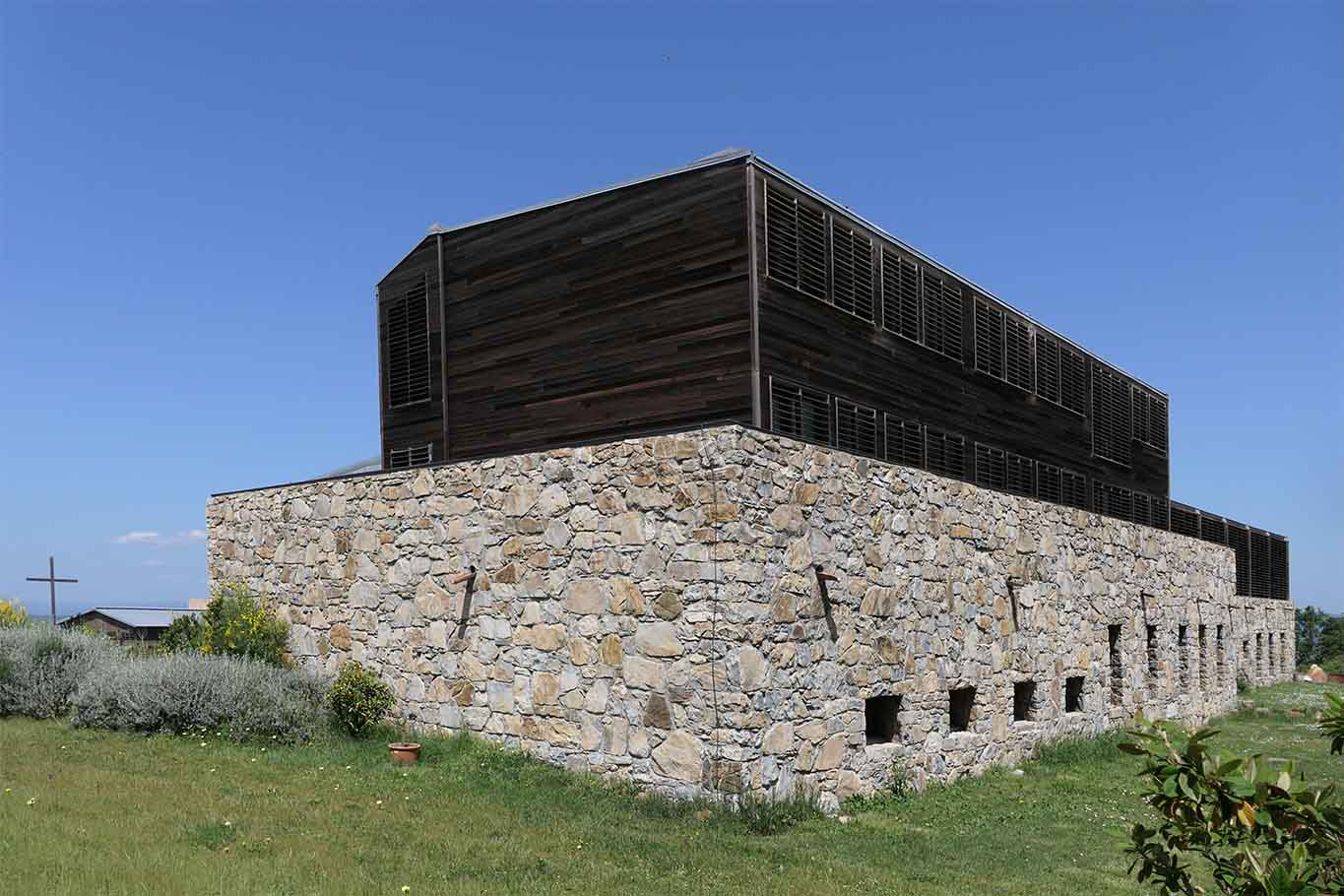 Monastero di Siloe, Klostergarten: wie die Arche Noah liegt das Klostergebäude auf dem Berg.