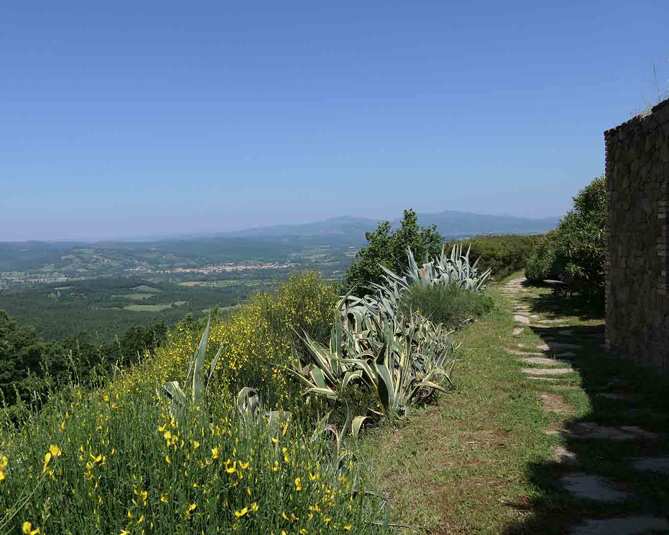 Monastero di Siloe, Klostergarten: Fernsicht in Richtung Norden über die Maremma
