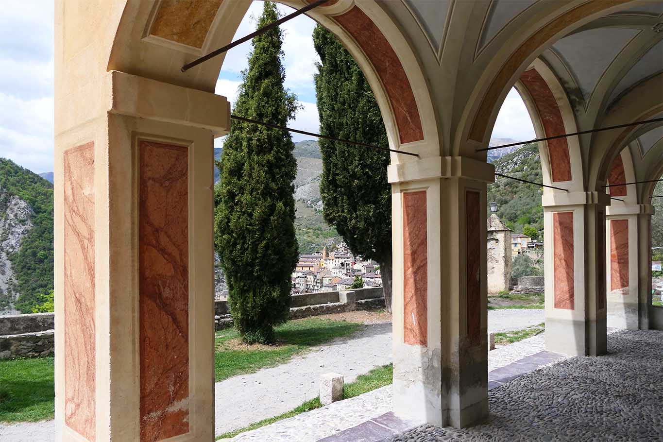 Die Kolonnade mit Blick auf das Dorf Saorge