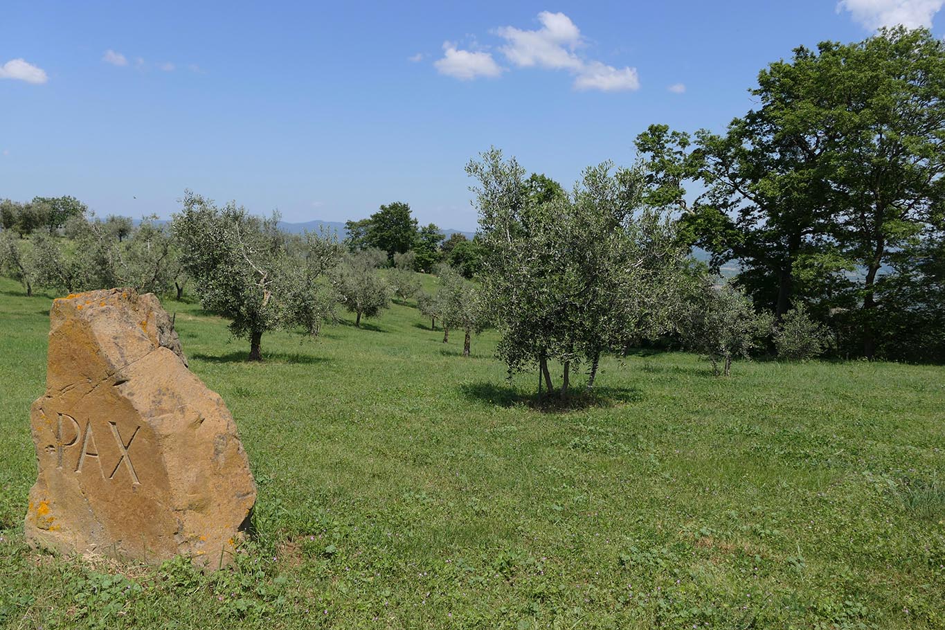 Monastero di Siloe, Klostergarten: Eingang mit PAX Stein