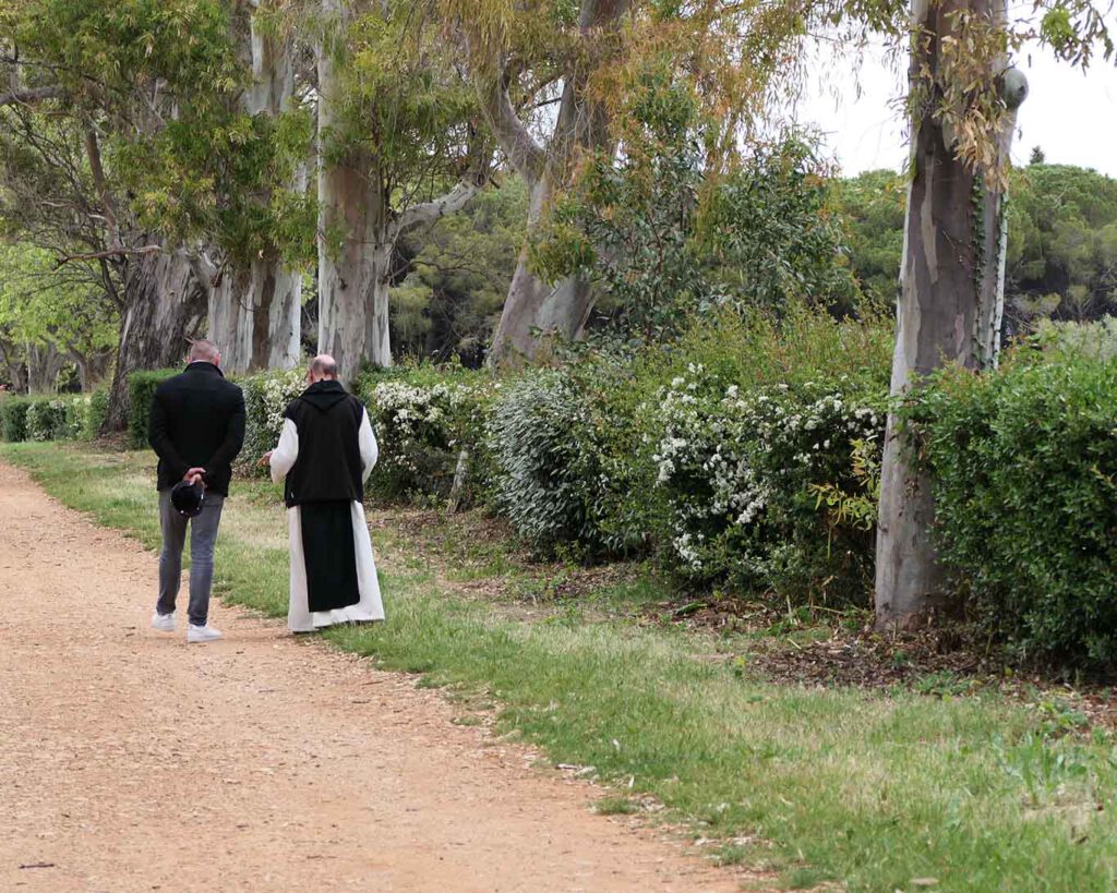 Die Mönche leben zurückgezogen in abgeschirmten Bereichen.