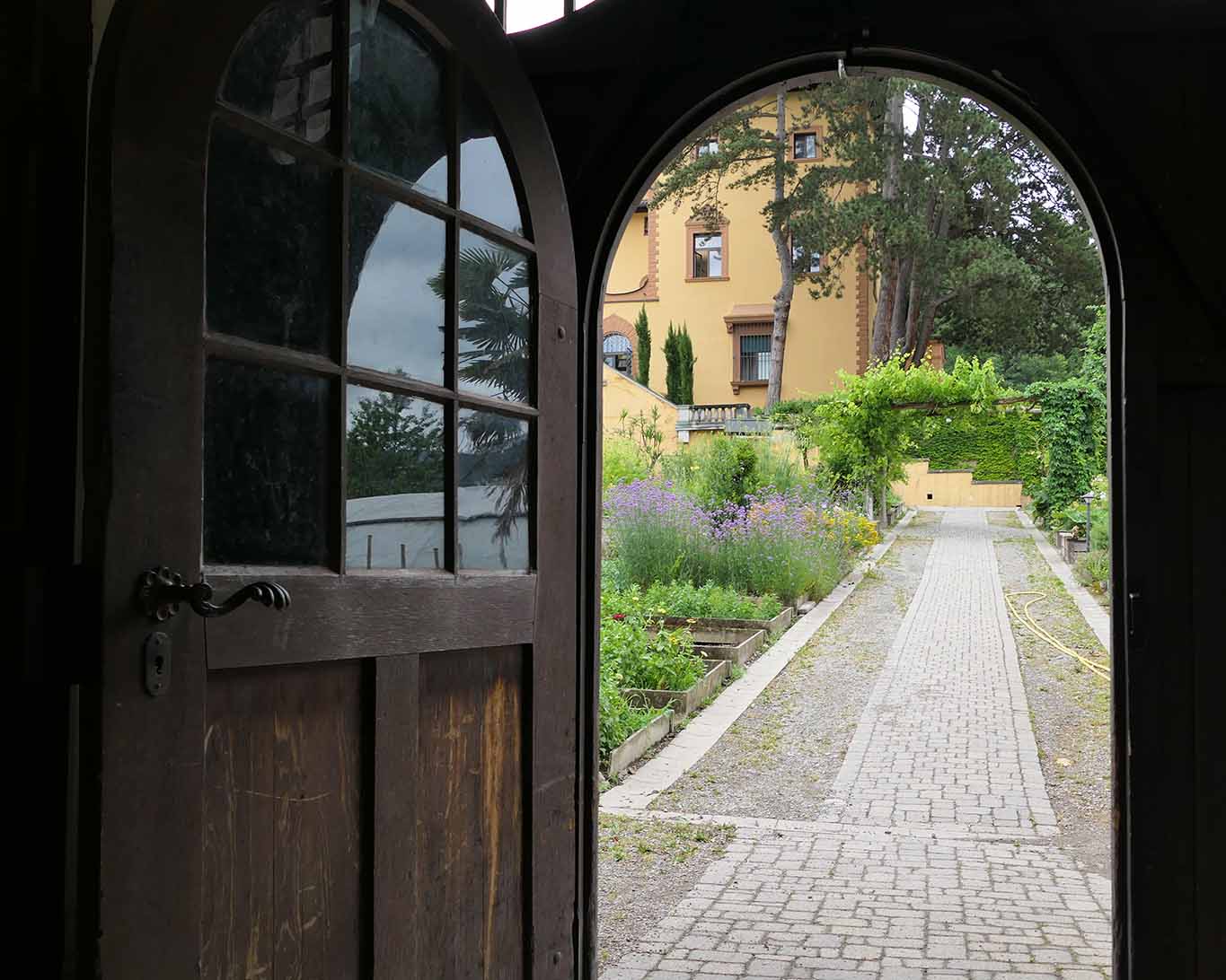 Offene Tür zum Klostergarten St Lioba in Freiburg