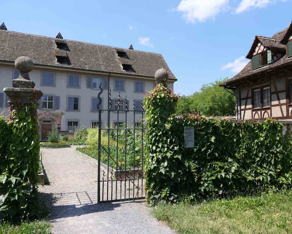 Das östliche Gartentor des Klosters Fahr in der Nähe von Zuerich.