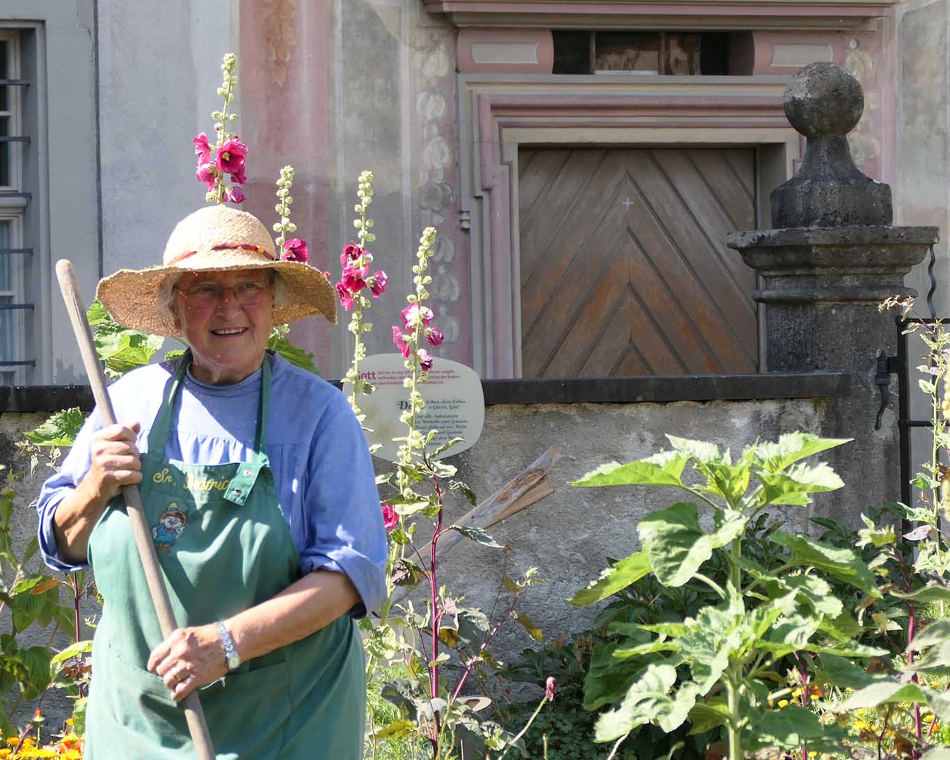Wenn die Benediktinerin Schwester Beatrice die Harke schwingt, dann wächst etwas im Klostergarten zu Fahr.