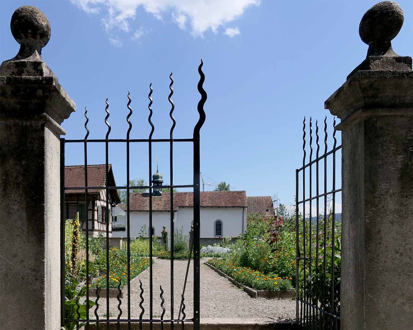 Das Tor zum Klostergarten, der ein Laudatio-Si-Garten ist, steht allen offen.