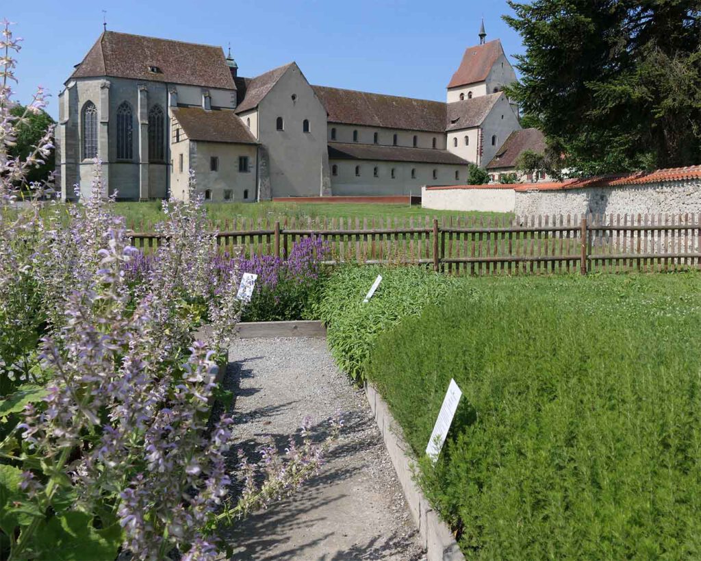 Auf Reichenau entstand der St. Gallener Plan einer perfekten Klosteranlage. Der Klostergarten gehörte einfach dazu.