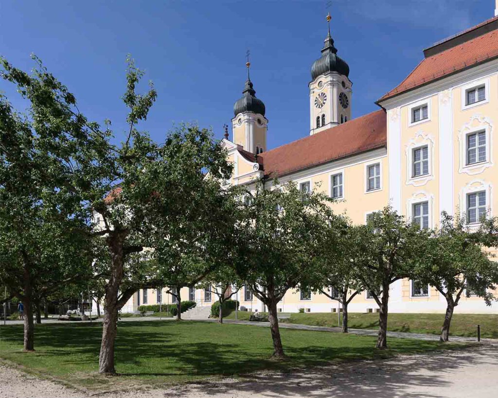 Obstbäume bilden den Bestand des Prälatengartens im Kloster Roggenburg.