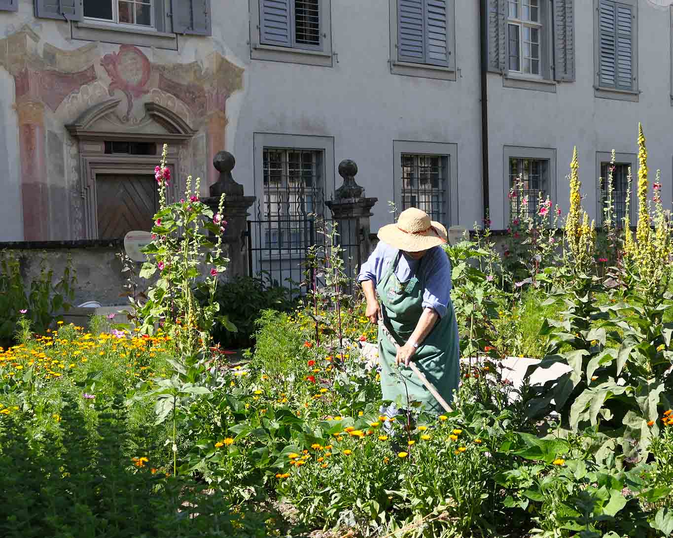 Schwester Beatrice ist die Hüterin des Gartens der Benediktinerinnen im Kloster Fahr in der Nähe von Zuerich.
