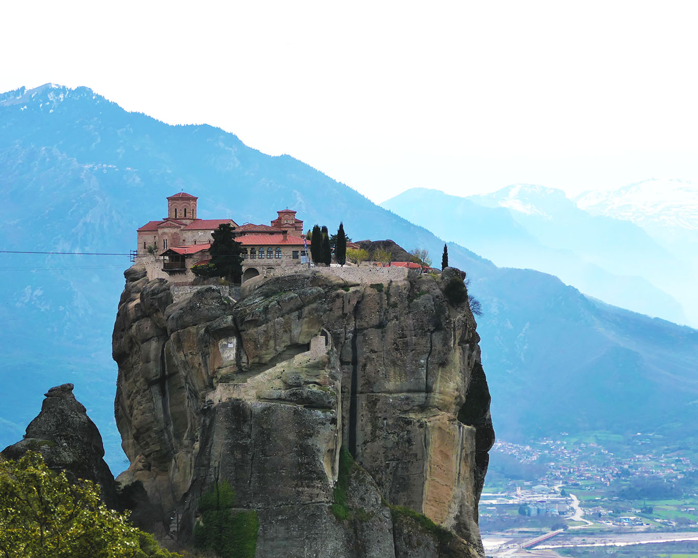 Wie Felsennester kleben die Klöster von Meteora auf den Kuppen der Steinsformationen wie das Agia Triada.