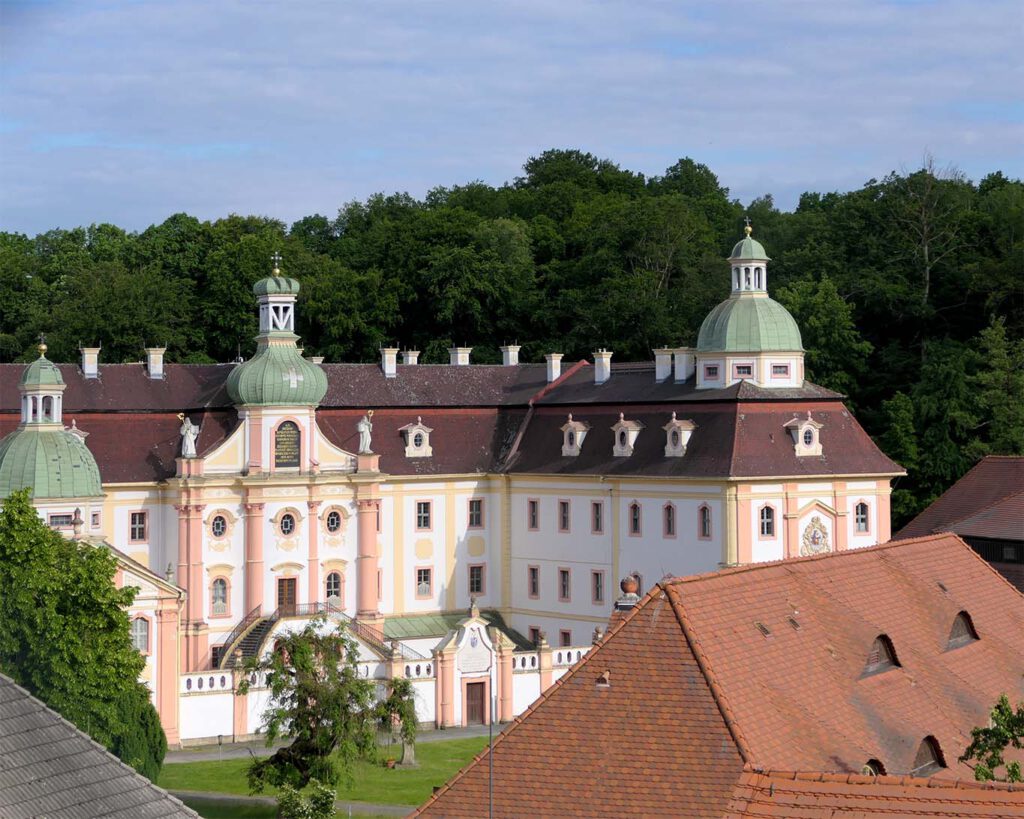 Ehrenhof des Zisterzienserinnenklosters St. Marienthal im abendlichen Licht.