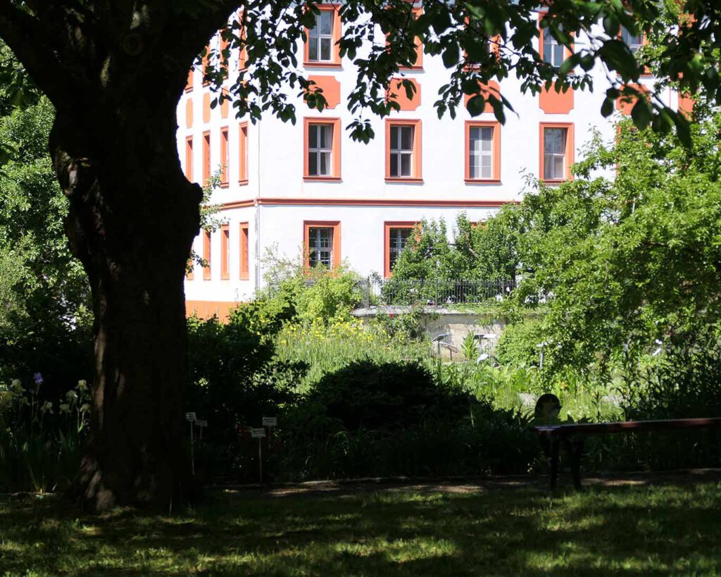 Jeder Klostergarten braucht seine schattigen Ecken mit schöner Aussicht wie im sächsischen Kloster St. Marienstern Panschwitz Kuckau.