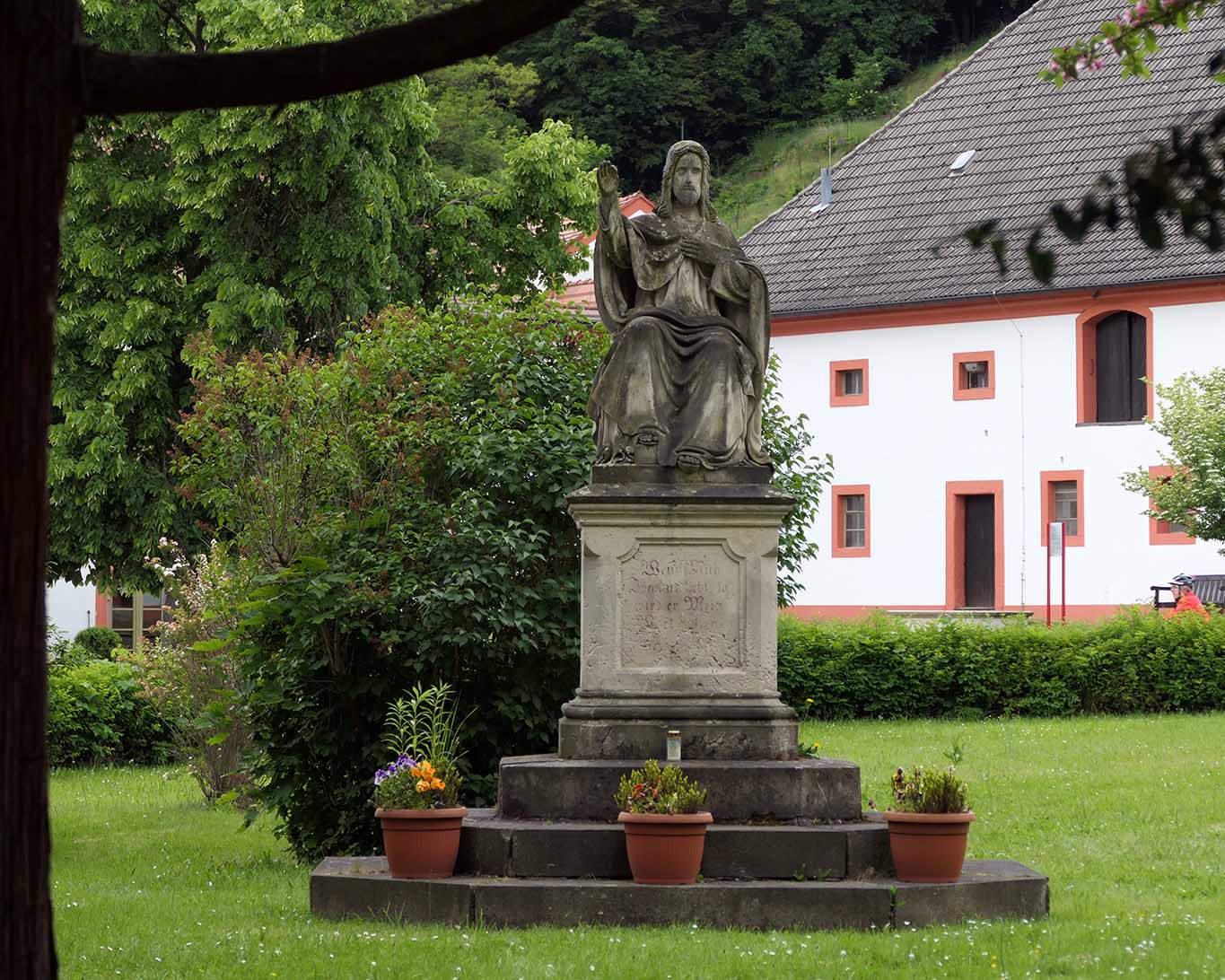 Jesus mit Blumentöpfen im Klosterhof von St. Marienthal bei Ostritz in der Oberlausitz.