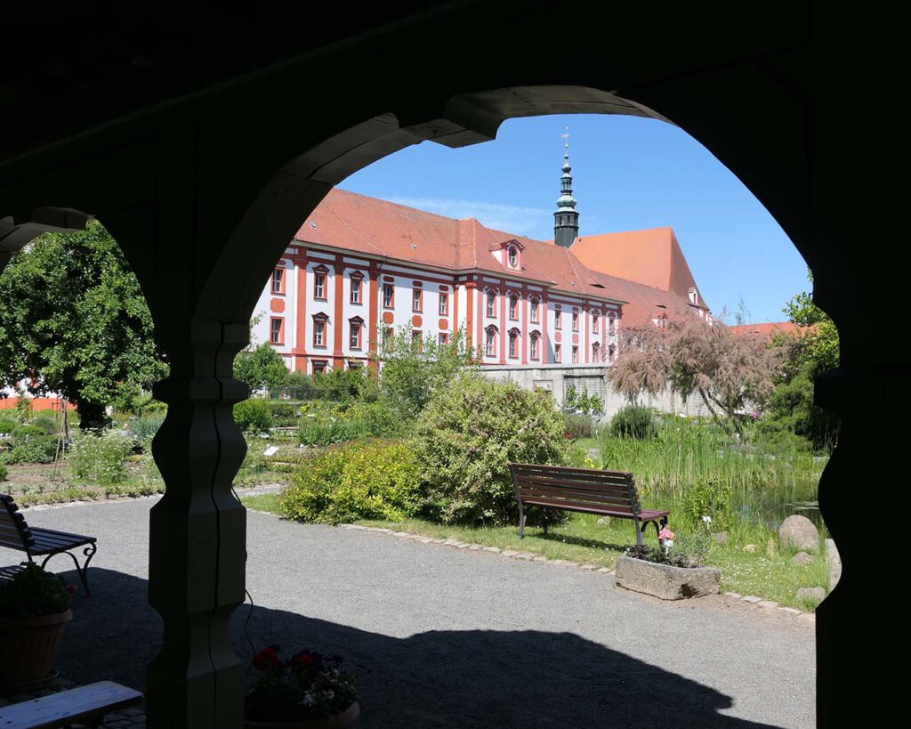 Von der schattigen Loggia aus liessen sich die Nonnen beobachten, wenn die Sicht nicht eine hohe Mauer verdecken würde im Klostergarten St. Marienstern in Panschwitz Kuckau der sächsischen Oberlausitz.