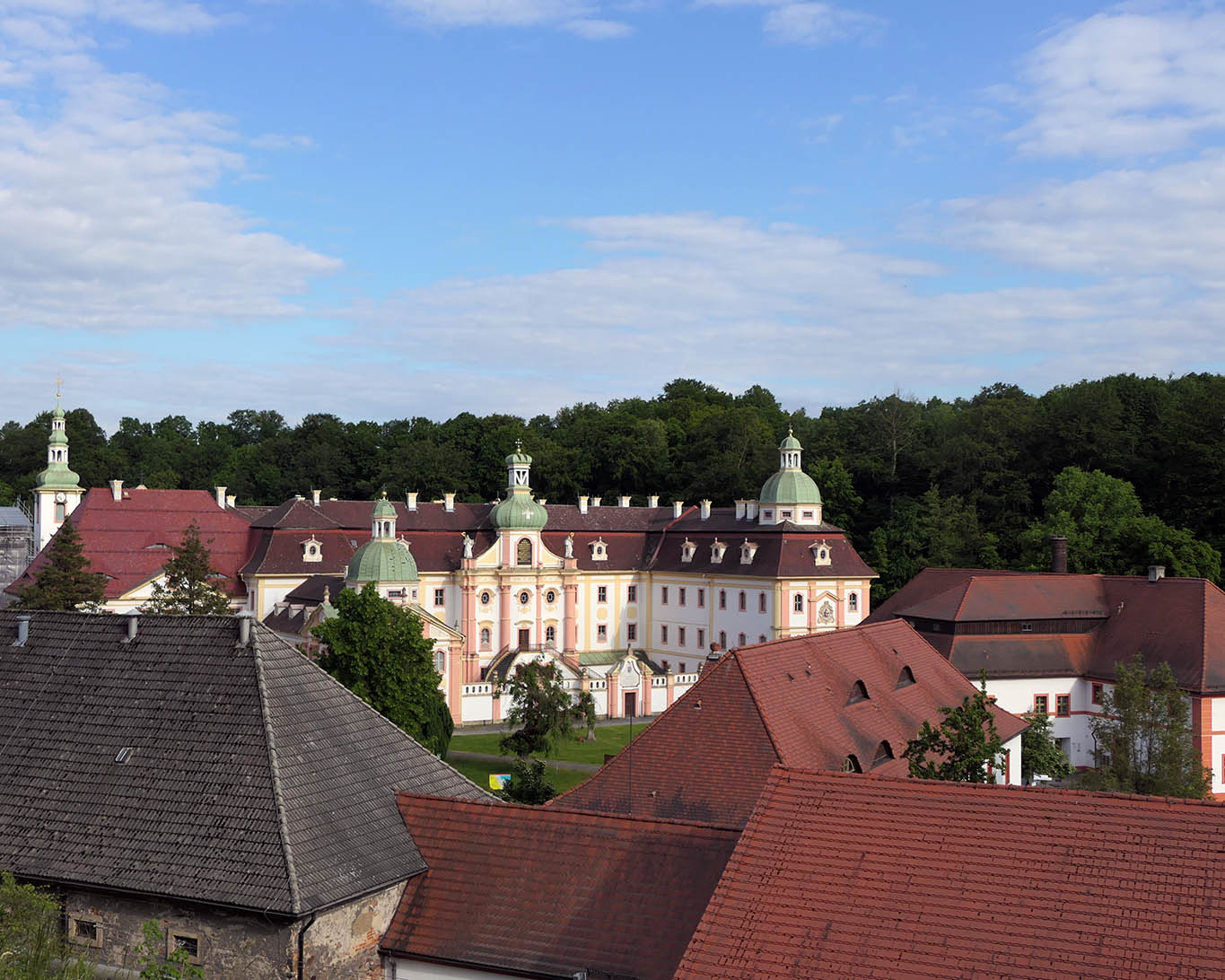 Eine barocke Klosteranlage statt zisterziensicher Architektur im Stift St. Marienthal.