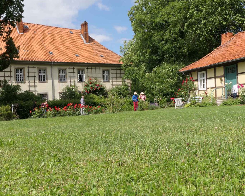 paradiesgarten mit gaesten kloster wuelfinghausen
