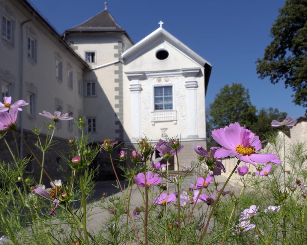 In der Klosterkirche Wernberg bestimmt das Stundengebet den Tagesablauf der Missionarsschwestern.