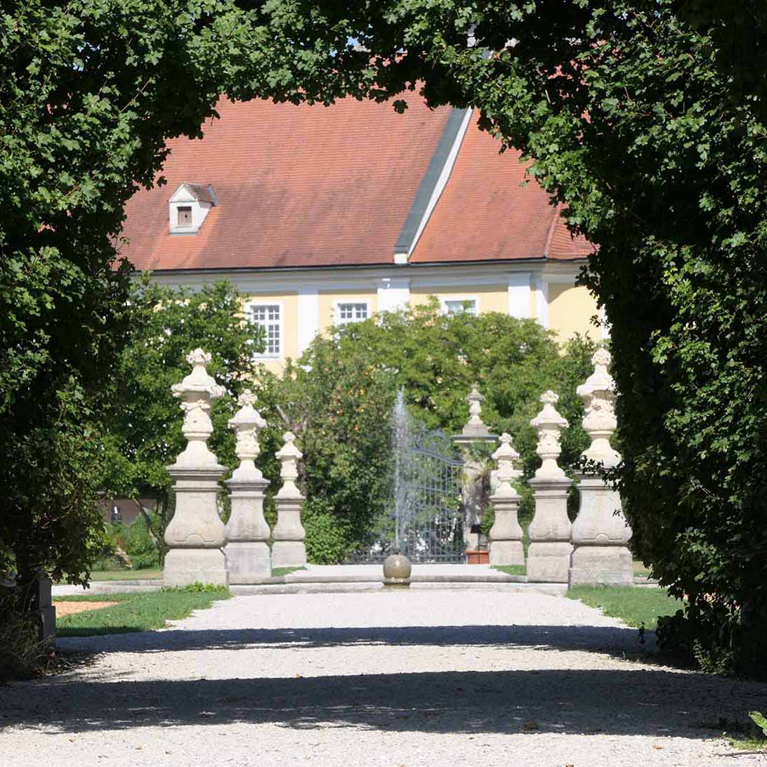 Die barocken Grundzüge der Anlage im Stift Seitenstetten werden betont und wiederum gezielt mit anderen Stilrichtungen unterbrochen.