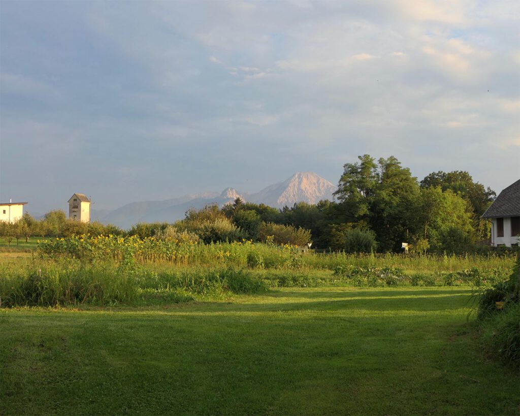 Klostergarten Wernberg im Abendlicht mit Blick auf die Berge in Richtung Osten.
