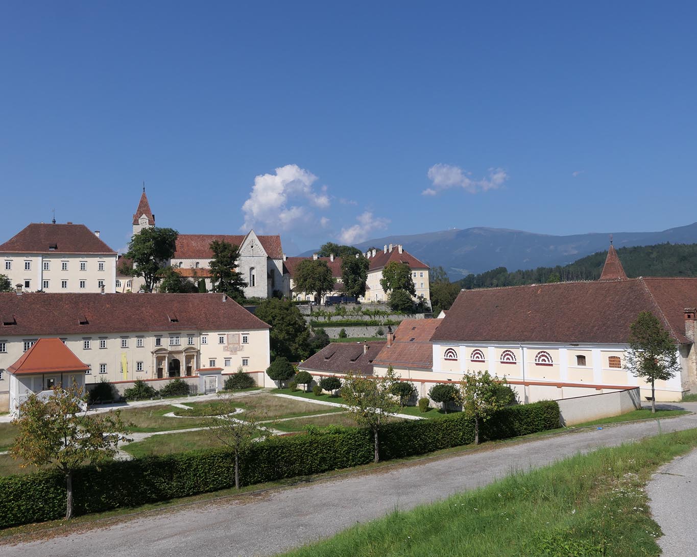 Blick auf den Barockgarten und das Benediktinerstift St. Paul im Lavanttal.