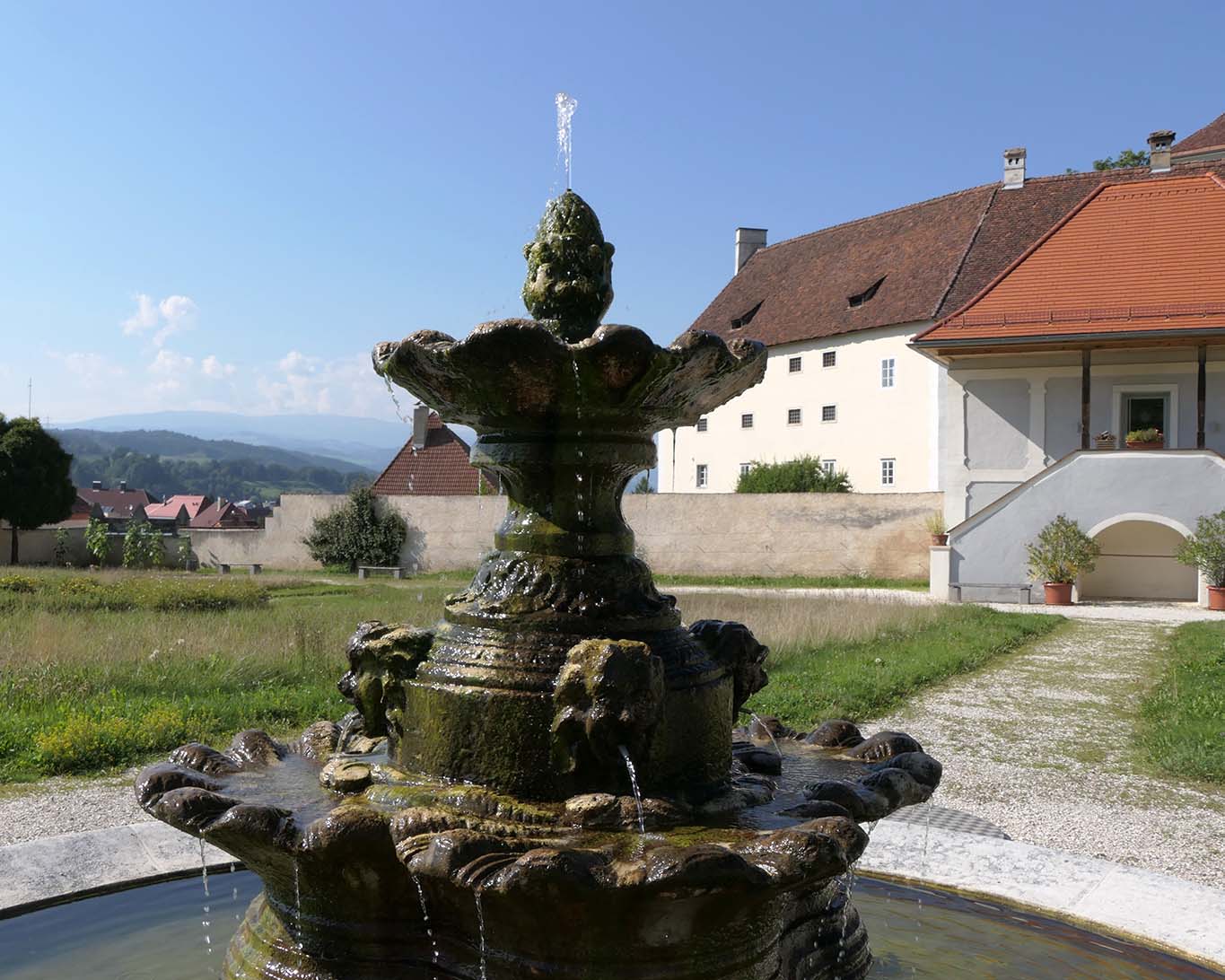 Glitschiges Moos überzieht den Brunnen des ungepflegten Barockgartens vom Stift St. Paul im Lavanttal.