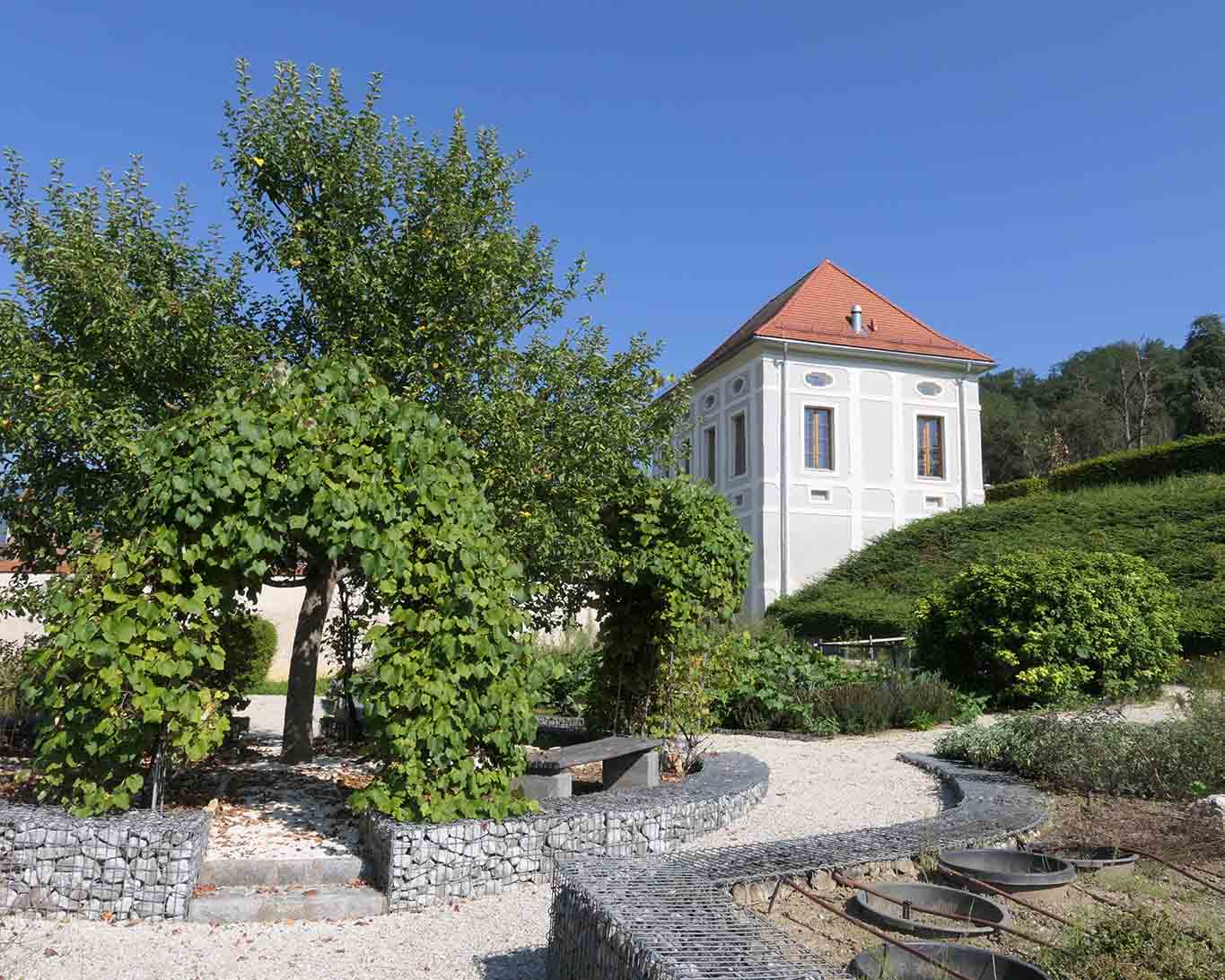 Blick aus dem Kräutergarten des Stifts St. Paul im Lavanttal auf das Stöckel des sogenannten Barockgartens.