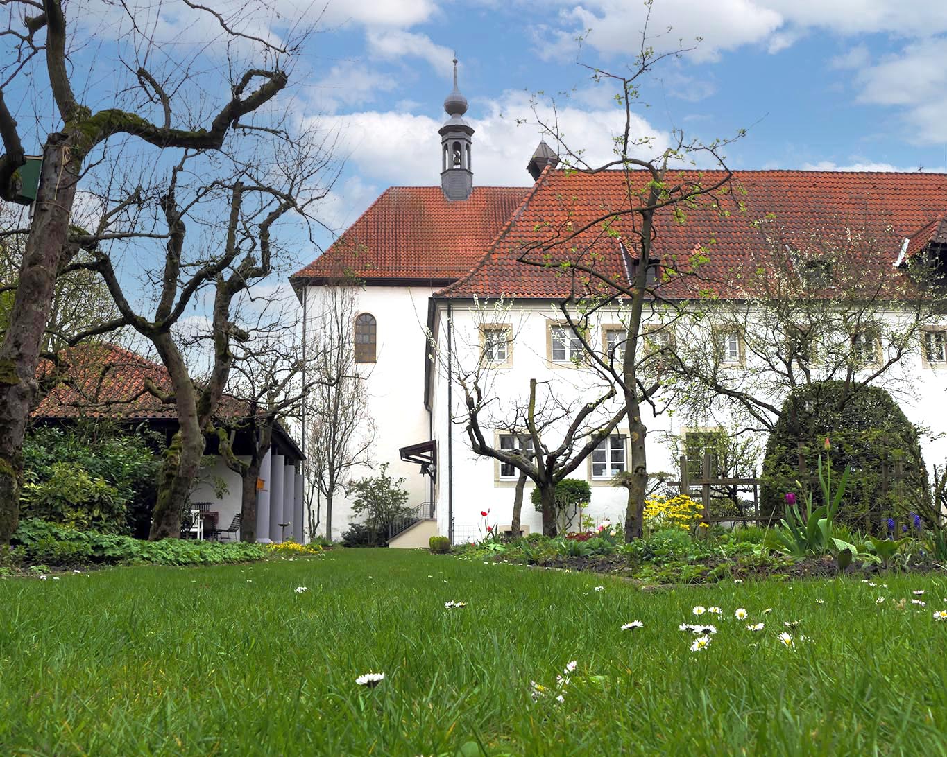 Blick aus dem Klostergarten auf das Gebäude des Kapuzinerklosters Werne.