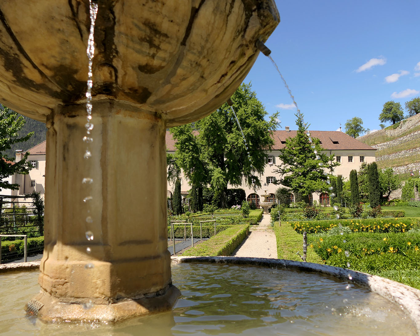 Plätschernde Brunnen im Barockgarten des Klosters Neustift.