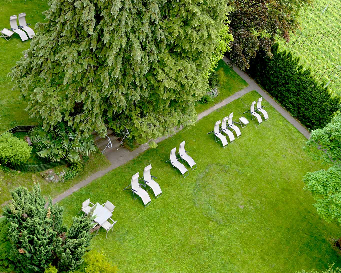 Leere Stühle im Klostergarten künden nicht vom Mangel an Gästen bei den Salvatorianerinnen in Meran.