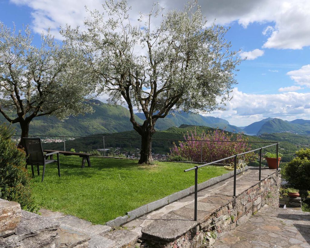 Ein sonniger und ruhiger Platz ist die Terrasse im Klostergarten des Convento del Bigorio.