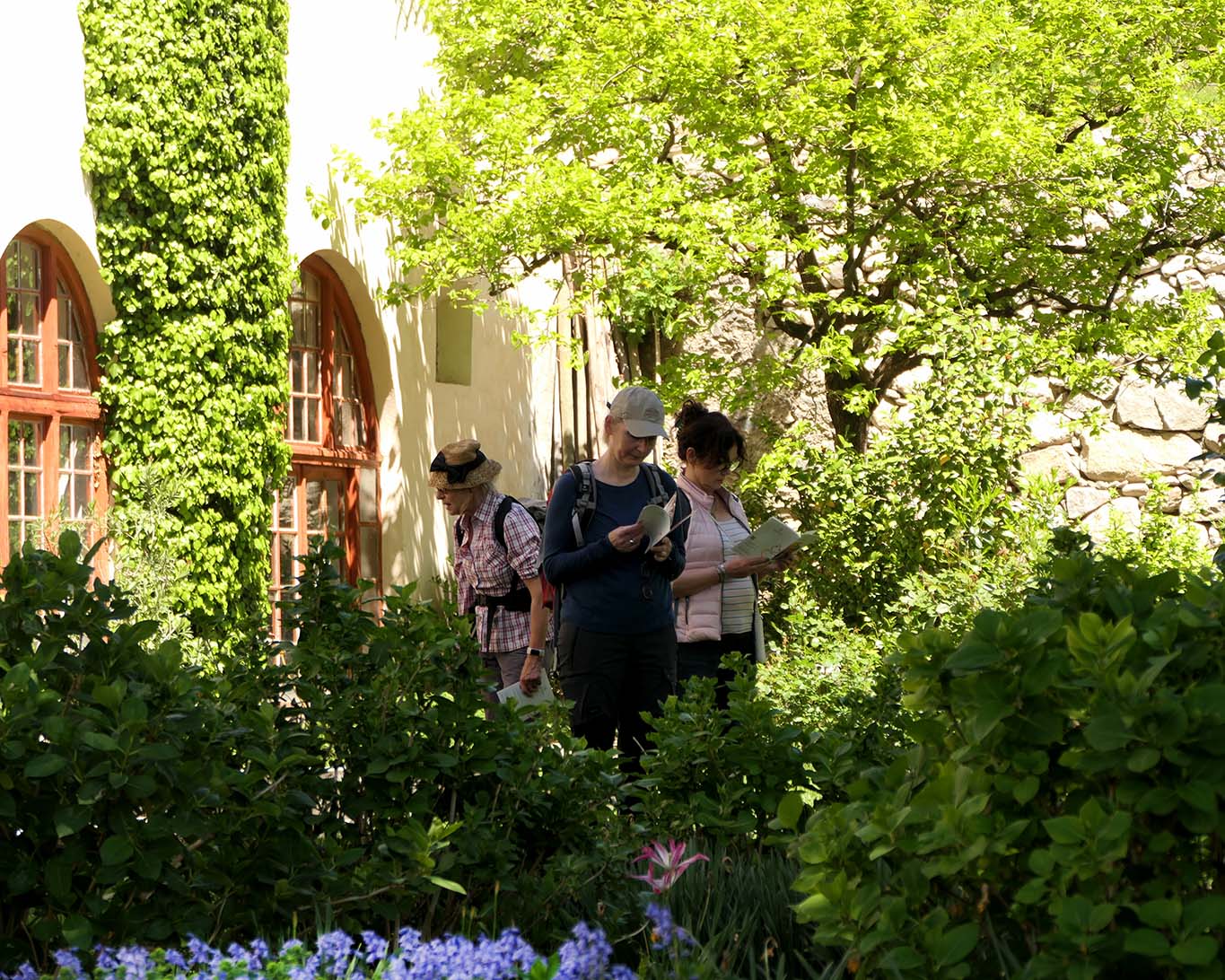 Wissbegierige Besucherinnen inspizieren die Klostergärten in Neustift.