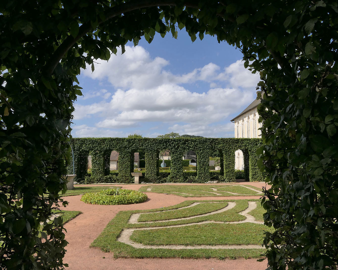 Einmalig ist der Kreuzgang, der aus einer Buchenhecke geschnitten wurde. Er ist mittlerweile Markenzeichen und zentraler Anziehungspunkt der Klostergärten von Boscherville.