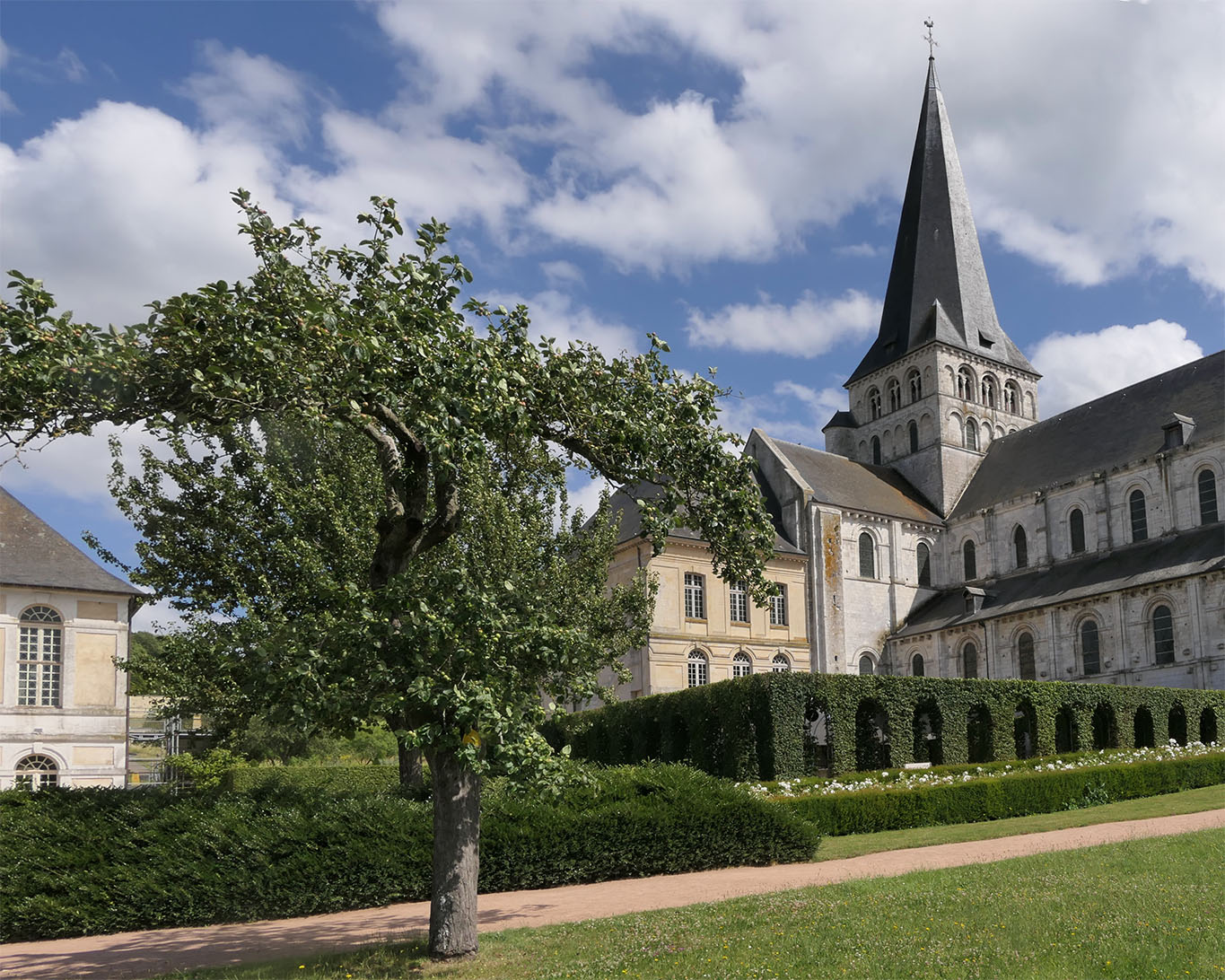 Klassische Ansicht der Abbaye Saint-George de Boscherville mit dem legendären Kreuzgang aus einer Buchenhecke.