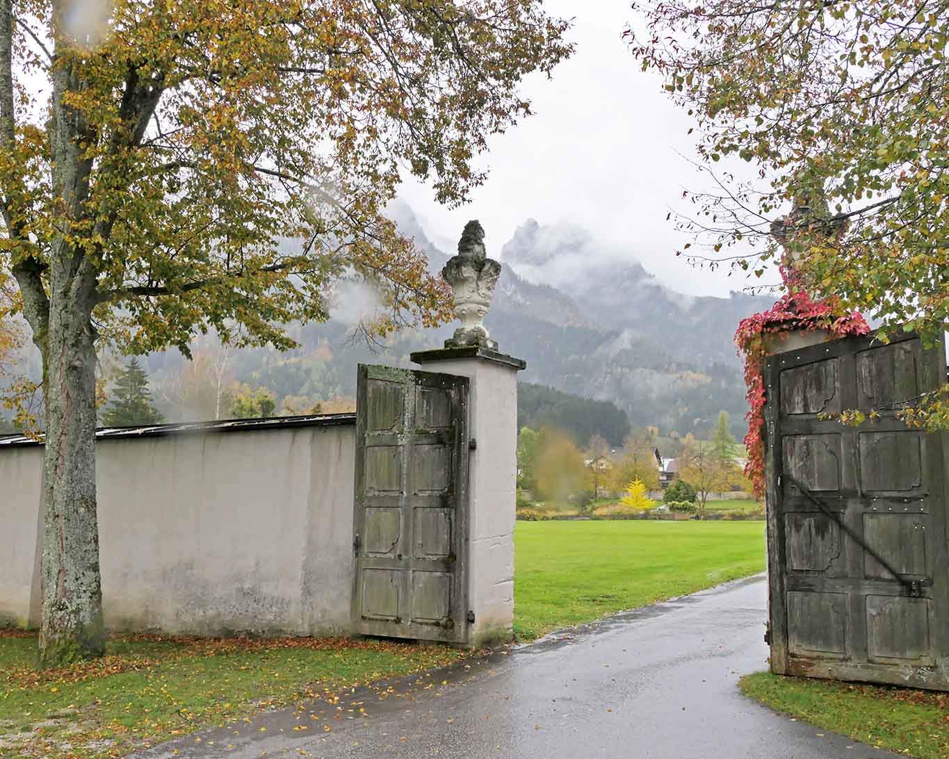 Tor vom barocken Park zur grossen Fussballwiese und dem Kräutergarten im Kloster Admont.