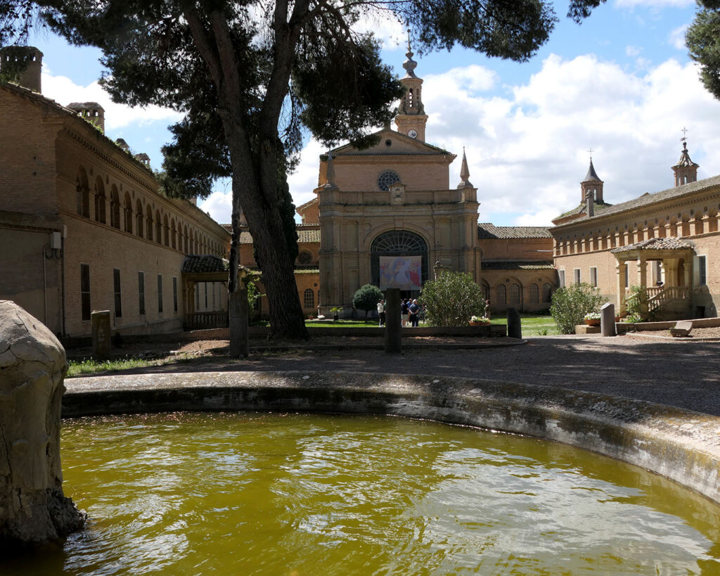Bassin des Brunnen im Hof der Cartuja Aula Dei.