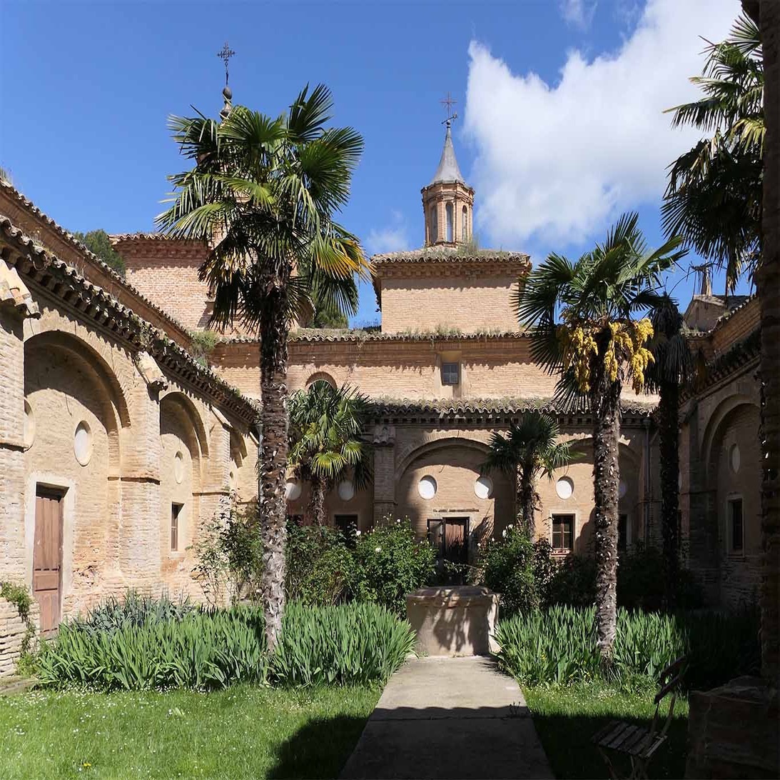 Der Garten des Kreuzgangs im ehemaligen Kartäuserkloster Aula Dei bei Zaragoza.