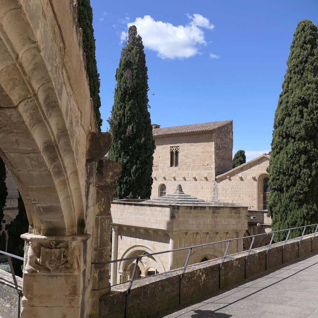 Blick in den Kreuzgang des Monestir Poblet von der Balustrade.
