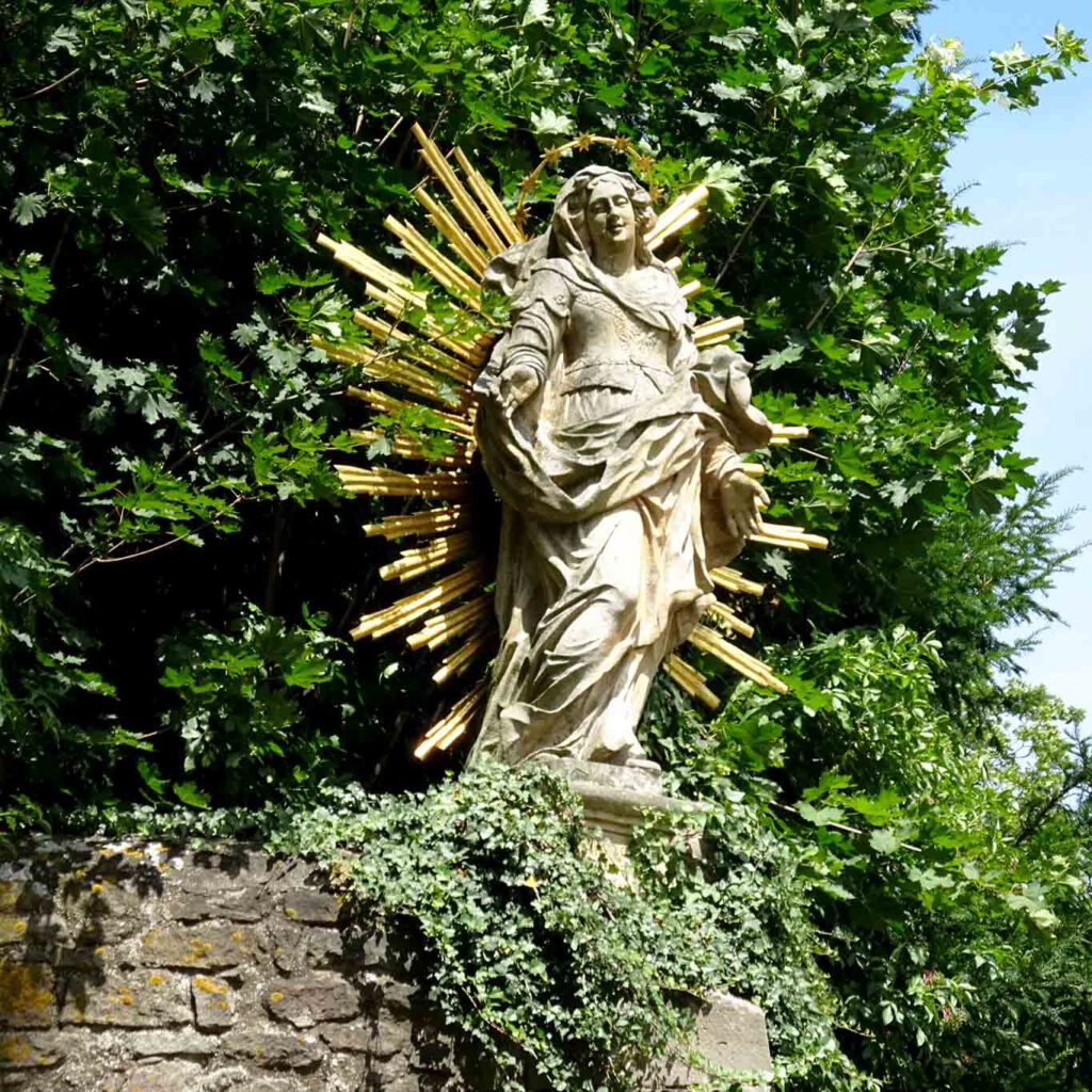 Marienstatue am Franziskanerkloster Fulda.