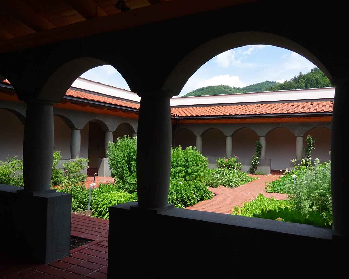Kloster Gut Aich und der Kreuzgang mit Kräutergarten