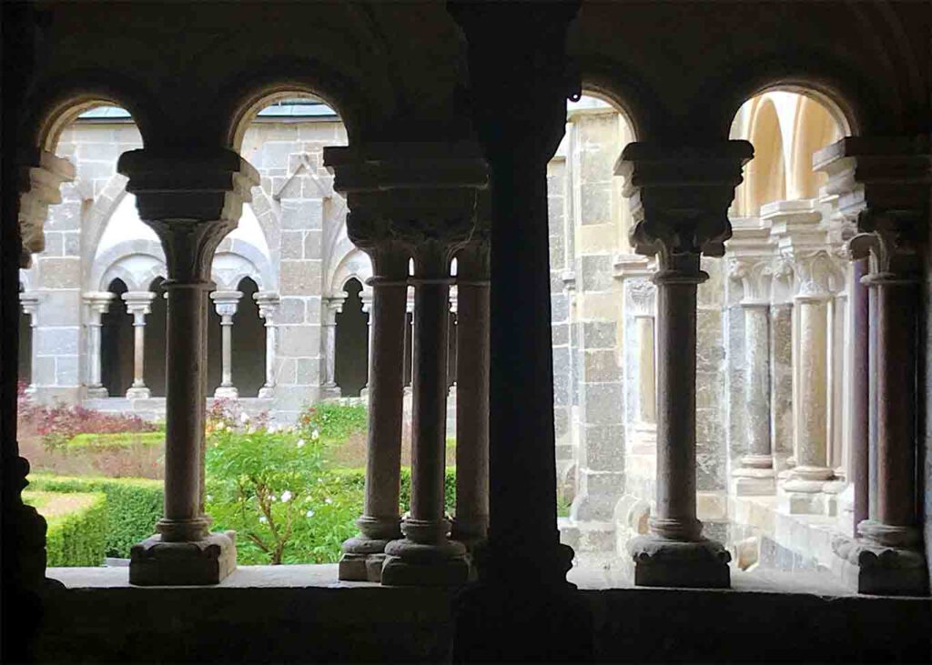 Zisterzienser Stift Zwettl im Frühling , Blick aus dem Kreuzgang in den Garten.