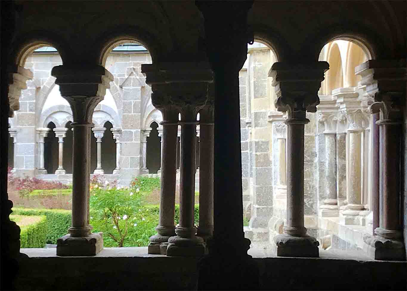 Zisterzienser Stift Zwettl im Frühling , Blick aus dem Kreuzgang in den Garten.