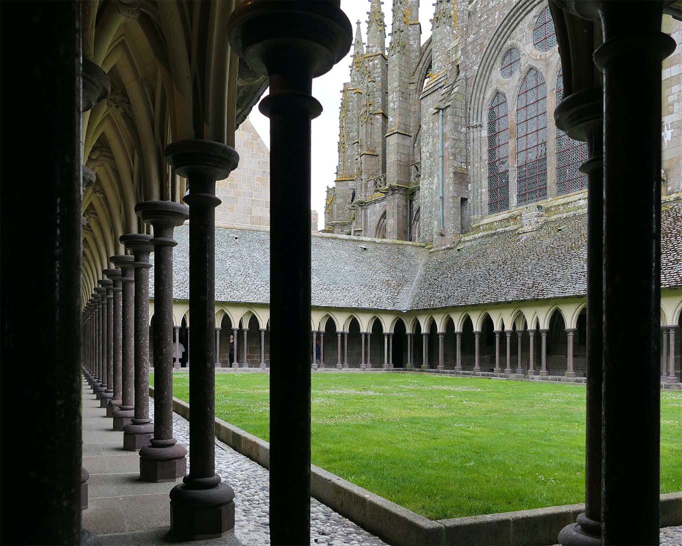 Abbaye Mont Saint Michel und ihr Kreuzgang nach der Restauration mit den alten Aufmassen und gotischem Aufmass.