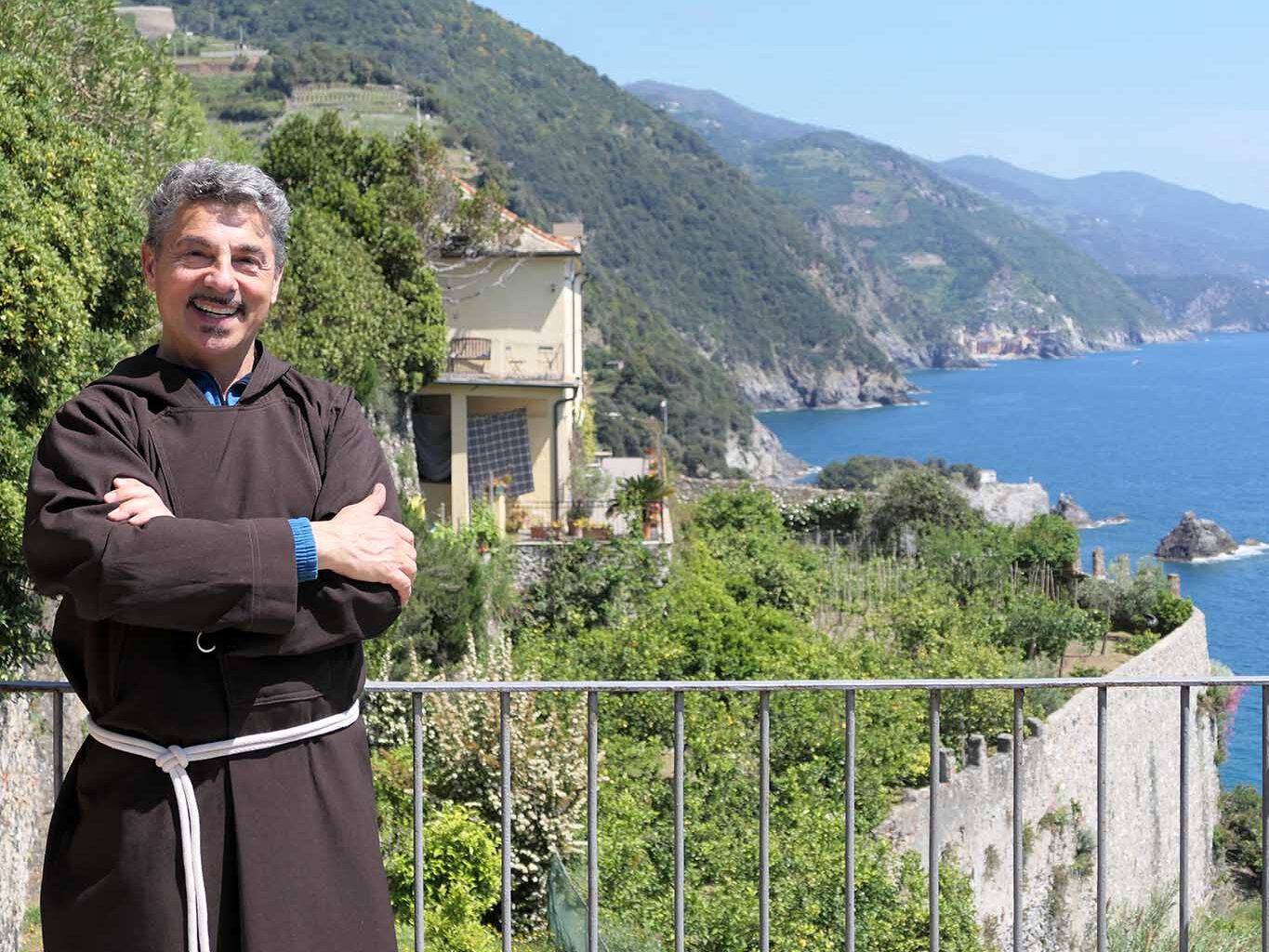 padre Renato e suo giardino in Liguria