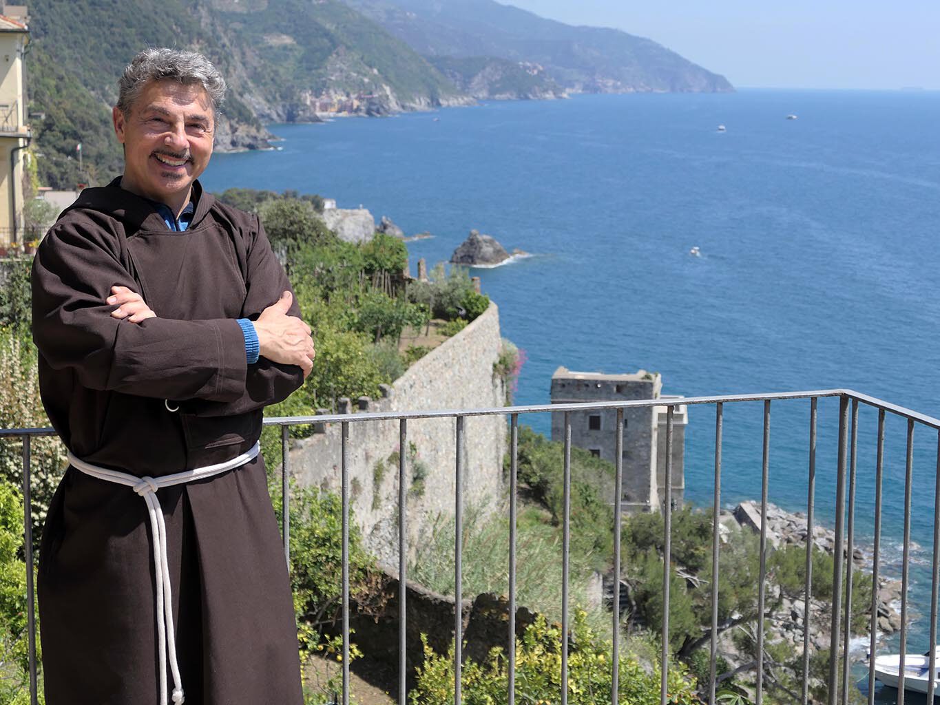 Padre Renato im Ordenshabit der Kapuziner vor der Kulisse der ligurischen Küste.