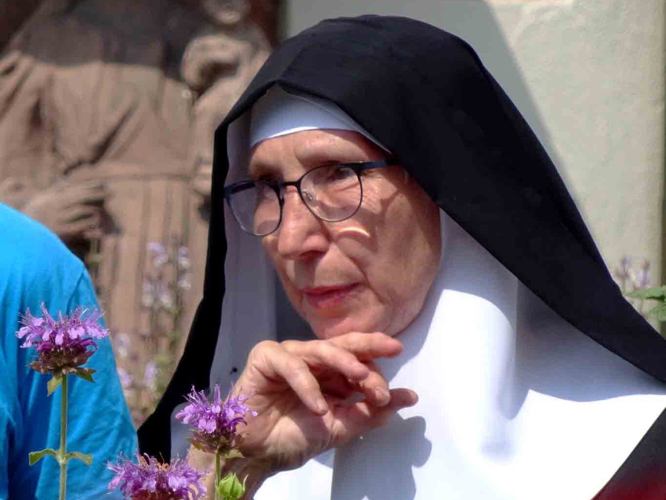 Schwester Christa hat für jeden Interessierten eine Antwort. In ihrem Garten kennt sie sich aus.