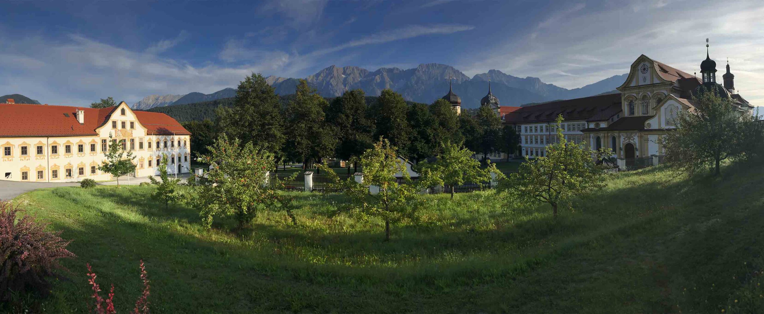 Beeindruckend ist das Panorama das sich oberhalb vom Stift Stams auf die Landschaft und die Berge bietet.
