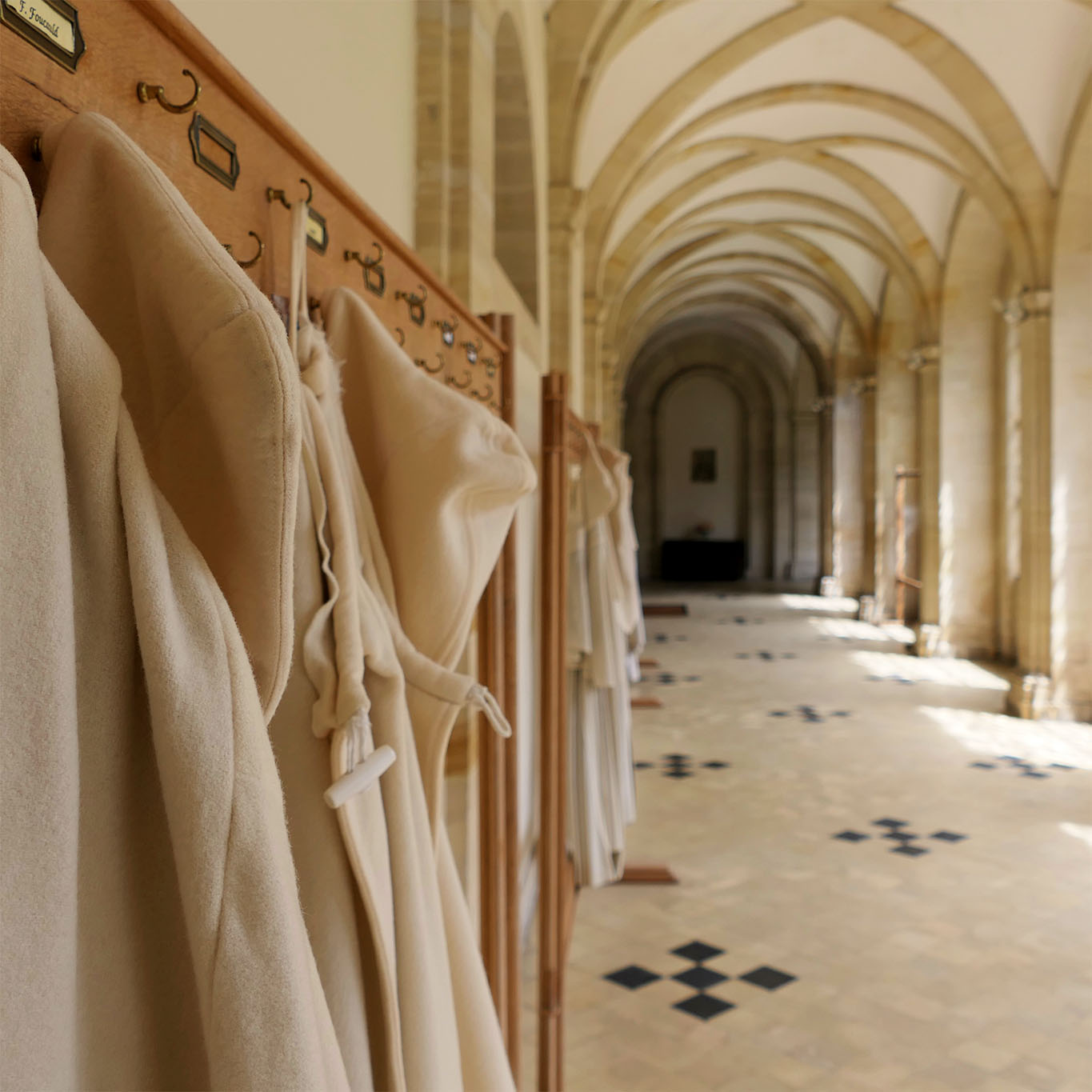 abbaye mondaye kutten und umhänge