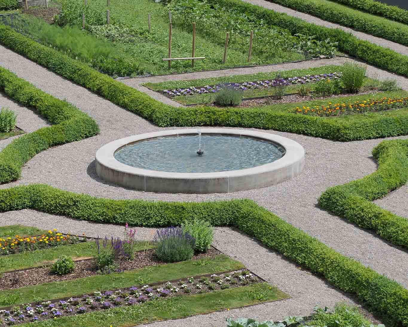 brunnen bunt, barocke Formen müssen nicht kitsch- und prunkgetrieben sein. Dem Negativbeispiel einiger österreichischer Klöster wurde bei der Neuanlage dieses Gartens nicht gefolgt. Die kreuzenden Wege symbolisieren die vier Himmelsrichtungen